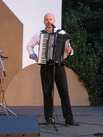 Milan Maťaš – akordeón, spev