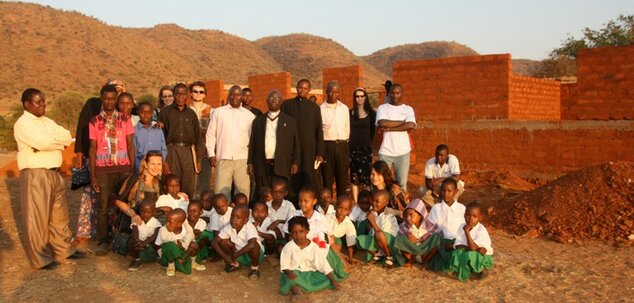Posvätenie základov základnej školy v dedinke Shelui (copyright emilia bihariova 2013)