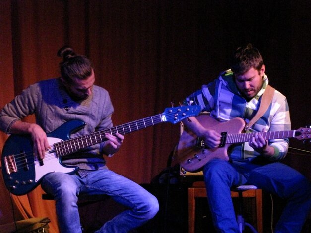 Filip Hittrich - basgitara, Andrej Hruška - gitara (4.10.2013)