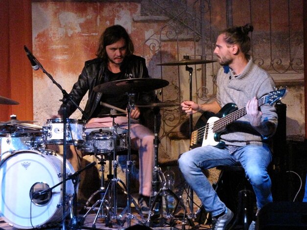 Marián Slávka - bicie, Filip Hittrich - basgitara (4.10.2013)