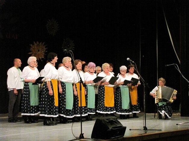 "Ľudová pieseň - radosť a útecha" - seniori z Vrbinky Pravenec (11.10.2013)