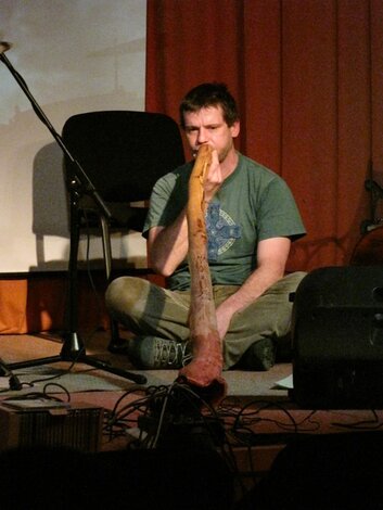 Tomáš Miškovič hrajúci na didgeridoo (pôvodný hudobný nástroj z Austrálie)