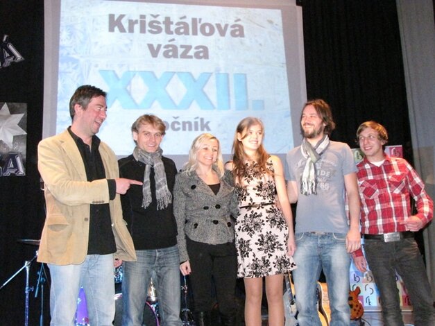 Víťazka 32. ročníka festivalu Krištáľová váza - Anna Bartová (zľava štvrtá)