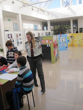 Preventistka Okresného riaditeľstva Policajného zboru v Prievidzi oboznamuje deti s výstavou