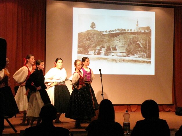 Súťažiaci tím zo ZŠ Energetikov ul. v Prievidzi s témou Vzbura prievidzských žien (r. 1771)