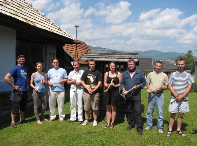 Spoločná fotografia účastníkov tvorivej dielne výroby gájd v Mačove