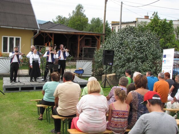 Vystúpenie Ľudovej hudby Beťári v rámci sobotňajšieho programu