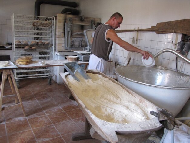 Tradičné pečenie chleba počas otvorenia gazdovských dvorov