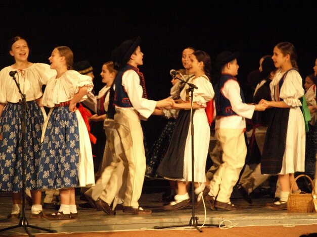 Tancuje mladšia skupina DFS Malý Vtáčnik z Prievidze