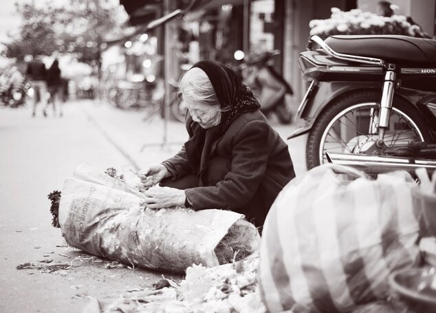 Nikola Boďová: Žena predavajúca kvety. Hoi An, Vietnam 2014 (copyright nikola bodova 2015)