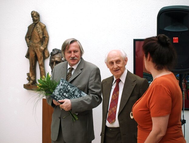 Zľava kurátor výstavy PhDr. Ladislav Skrak a jeden z vystavujúcich autorov M. Medúz
