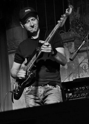 Juraj Griglák - basgitara (copyright milos susienka)