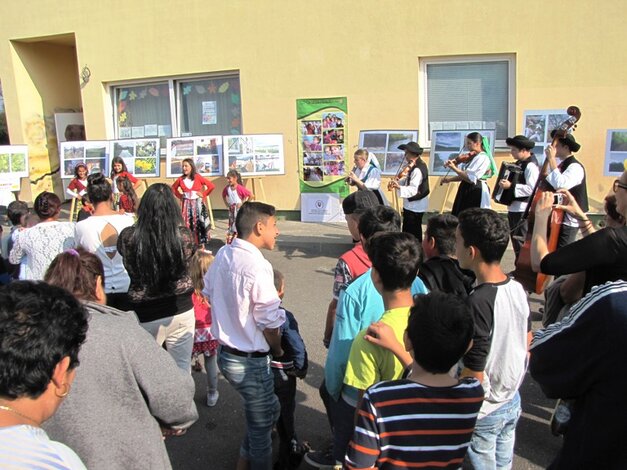 Vystúpenie rómskych detí z komunitného centra so sprievodom Ľudovej hudby spod Rokoša.