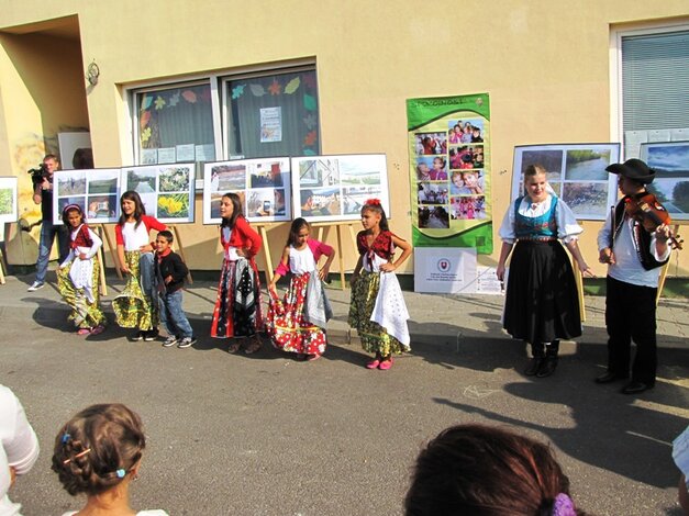 Vystúpenie rómskych detí z komunitného centra.