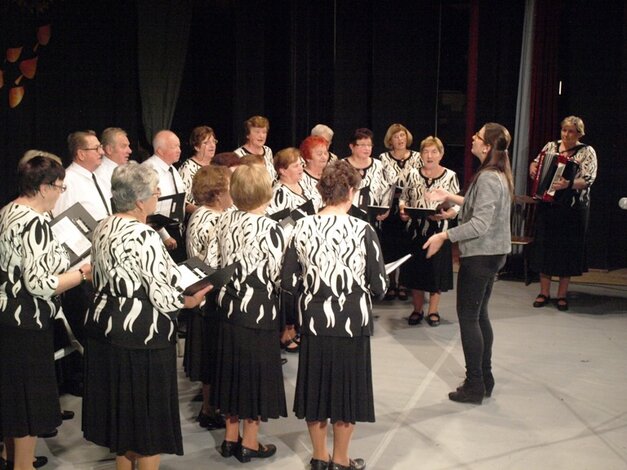 Spevácky zbor Roveň pri ZO JDS v Porube - Naše obľúbené piesne