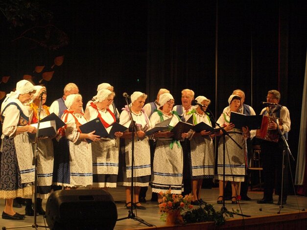 Spevácka skupina Dúbrava z Prievidze (Necpaly) - Ľudové piesne