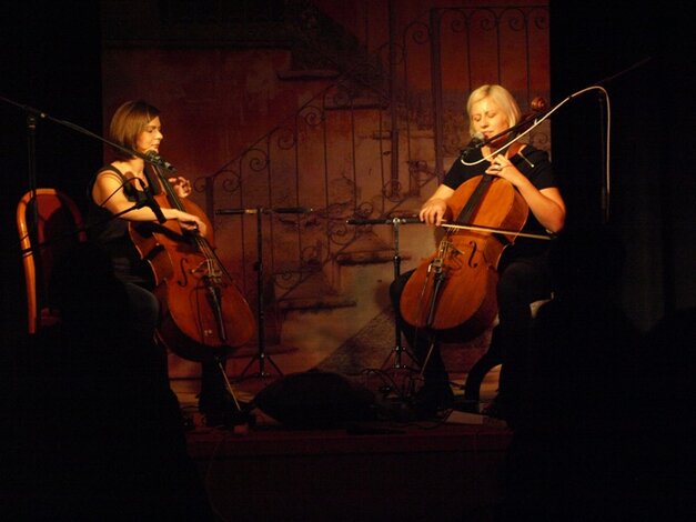 Andrea Konstankiewiczová (violončelo, spev, hang) a Dorota Barová (violončelo, spev)