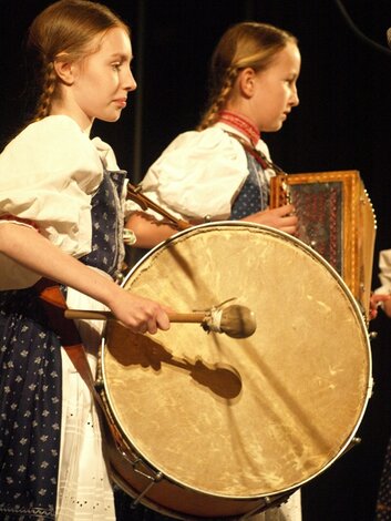 Detská ľudová hudba malých dievčat z DFS Kornička (Trenčín)