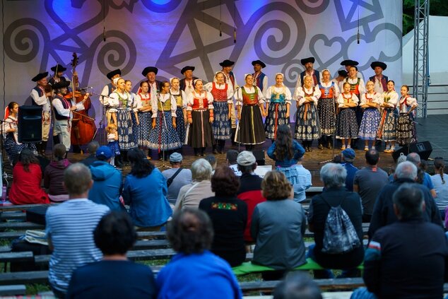 Naši jubilanti - medailón jubilujúcich folklórnych skupín Hájiček (Chrenovec-Brusno) - 40. výr. vzni