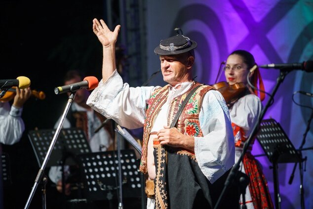 Ľudová hudba folklór. súboru Bystrina z Banskej Bystrice (29. 6. - druhý deň)