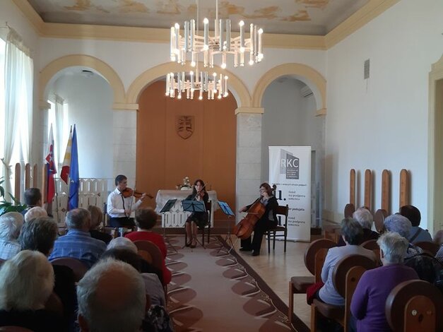 Sláčikové trio - Peter Gonda – husle;  Eva Gardlíková – husle;  Jana Kočnerová – violončelo