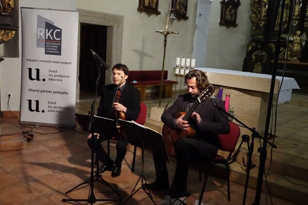 Online vystúpenie hudobných virtuózov Andreja Barana (husle) a Adama Marca (gitara) v Bojniciach