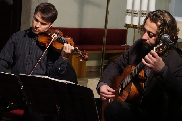 Duo hudobných virtuózov Andrej Baran (husle) a Adam Marec (gitara)