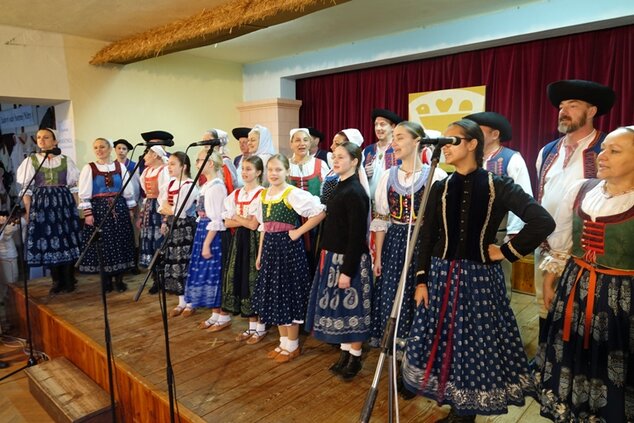 Vystúpenie domácej folklórnej skupiny Lubená z Poluvsia