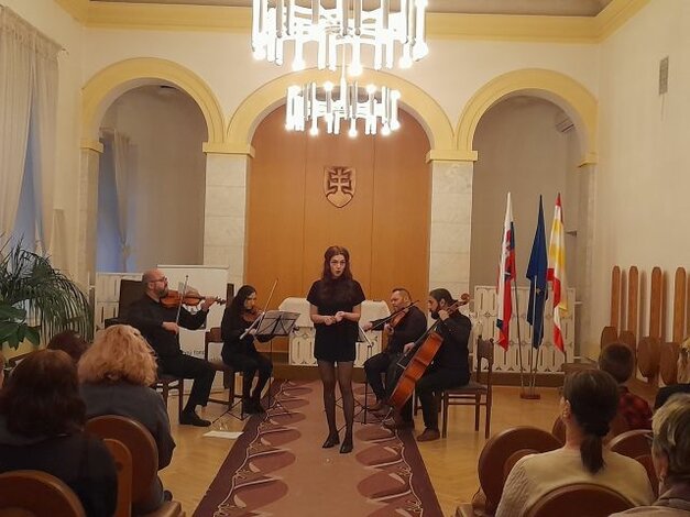 Program zahŕňal barokové árie, slovenské a poľské tangá, úpravy džezových štandardov a populárnych piesní