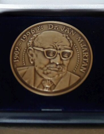 Pamätná medaila Jána Mjartana - vyhotovená pri príležitosti 120. výročia jeho narodenia