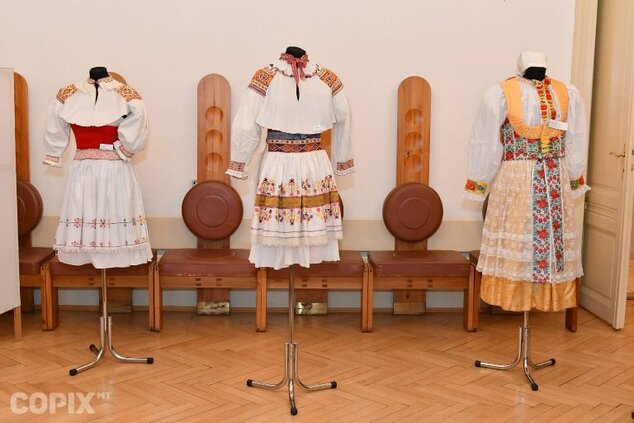 Výstava tradičných odevov zo zbierok Bibiány Krpelanovej