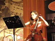 Klaudia Remencová Kudjová hrá v telese na violončele