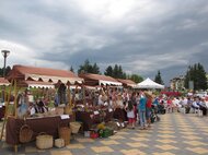 Jarmok tradičných ľudových remesiel počas festivalu dychových hudieb v Lehote pod Vtáčnikom