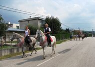 Gajdovačka po dedine (sprievod, kone s vozom)