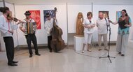 Ľudová hudba Stanislava Fakana výborne hrala počas predstavenia výstavy