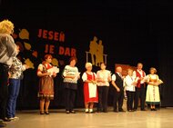 Odovzdávanie pamätných listov vedúcim jednotlivých klubov Jednoty dôchodcov na Slovensku