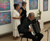 Na vernisáži výstavy vystúpili hudobný hosť Rastislav Šidlo a poetka Kvetoslava Boráková