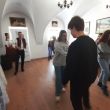 Žiaci sa naučili tance karpatských Nemcov, ktoré prezentoval Mgr. art. Martin Krigovský, tanečný ped