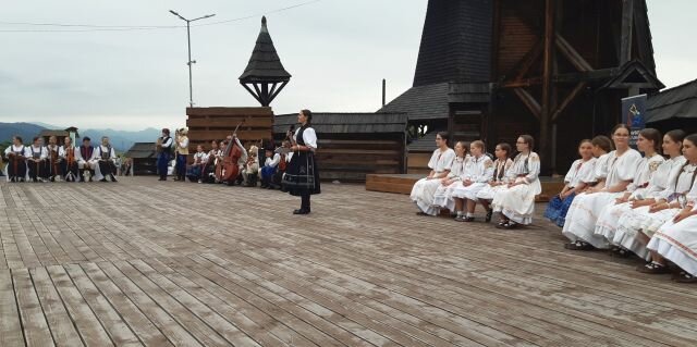 Naši malí folkloristi reprezentovali Trenčiansky kraj na folklórnom festivale Východná 2022