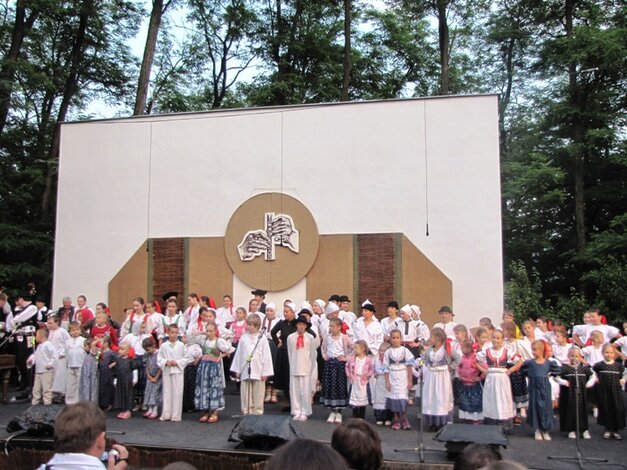 Záverečné spoločné vystúpenie účinkujúcich detských folklórnych súborov