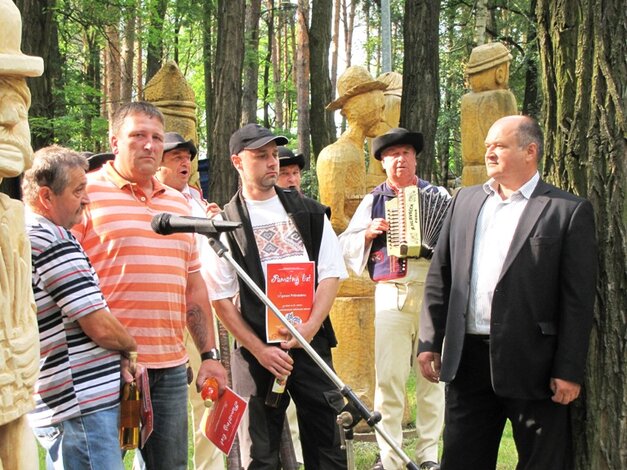 zľava: Títo traja tvorcovia veľkorozmerných sôch opäť oživili exteriér lesoparku