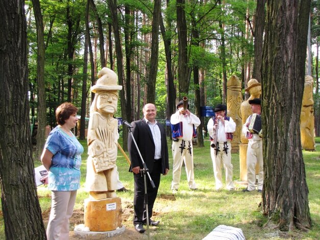 Slávnostný záver rezbárskeho sympózia v lesoparku Prievidza