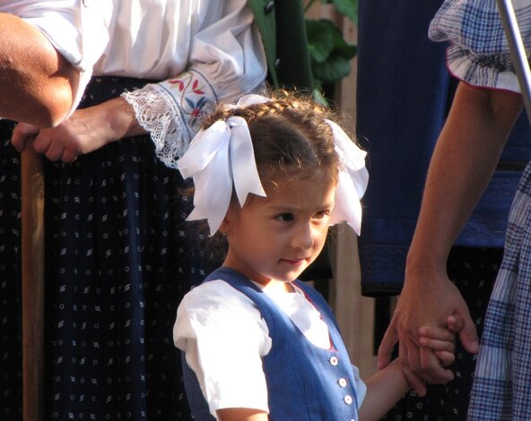 Najmladšia členka folklórnej skupiny...