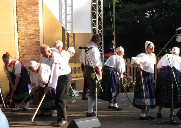 Vystúpenie folklórnej skupiny... v rámci programu "Stretnutie"