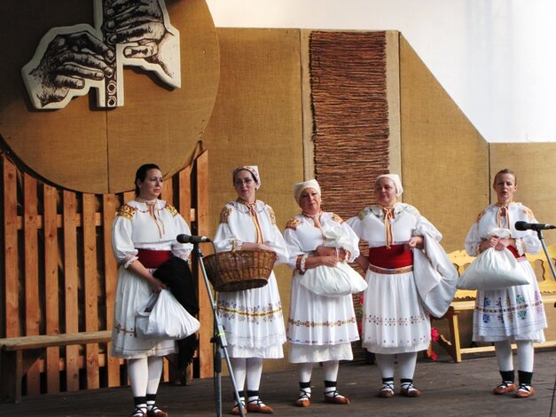 Vystúpenie folklórnej skupiny Vrchárka Čavoj v rámci programu "Stretnutie"