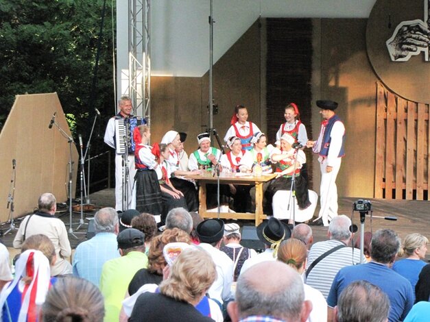 Vystúpenie folklórnej skupiny... v rámci programu "Stretnutie"