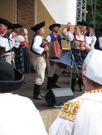 Vystúpenie folklórnej skupiny Lubená Poluvsie v rámci programu "Stretnutie"