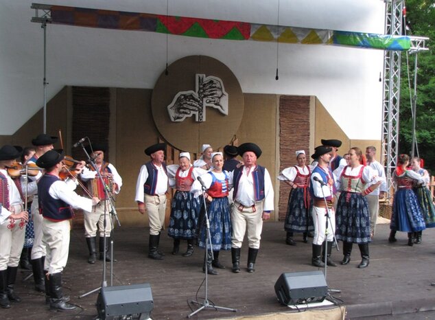 Vystúpenie folklórnej skupiny Lubená Poluvsie v rámci programu "Stretnutie"
