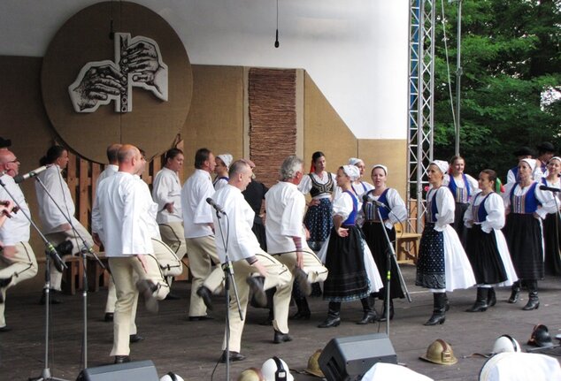 Vystúpenie folklórneho súboru Senior Vtáčnik Prievidza v rámci programu "Stretnutie"