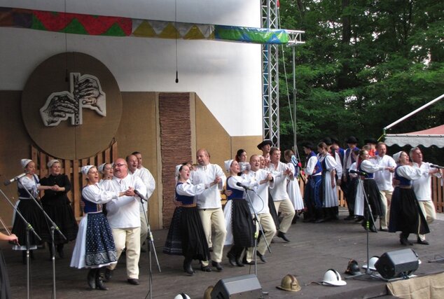 Vystúpenie folklórneho súboru Senior Vtáčnik Prievidza v rámci programu "Stretnutie"